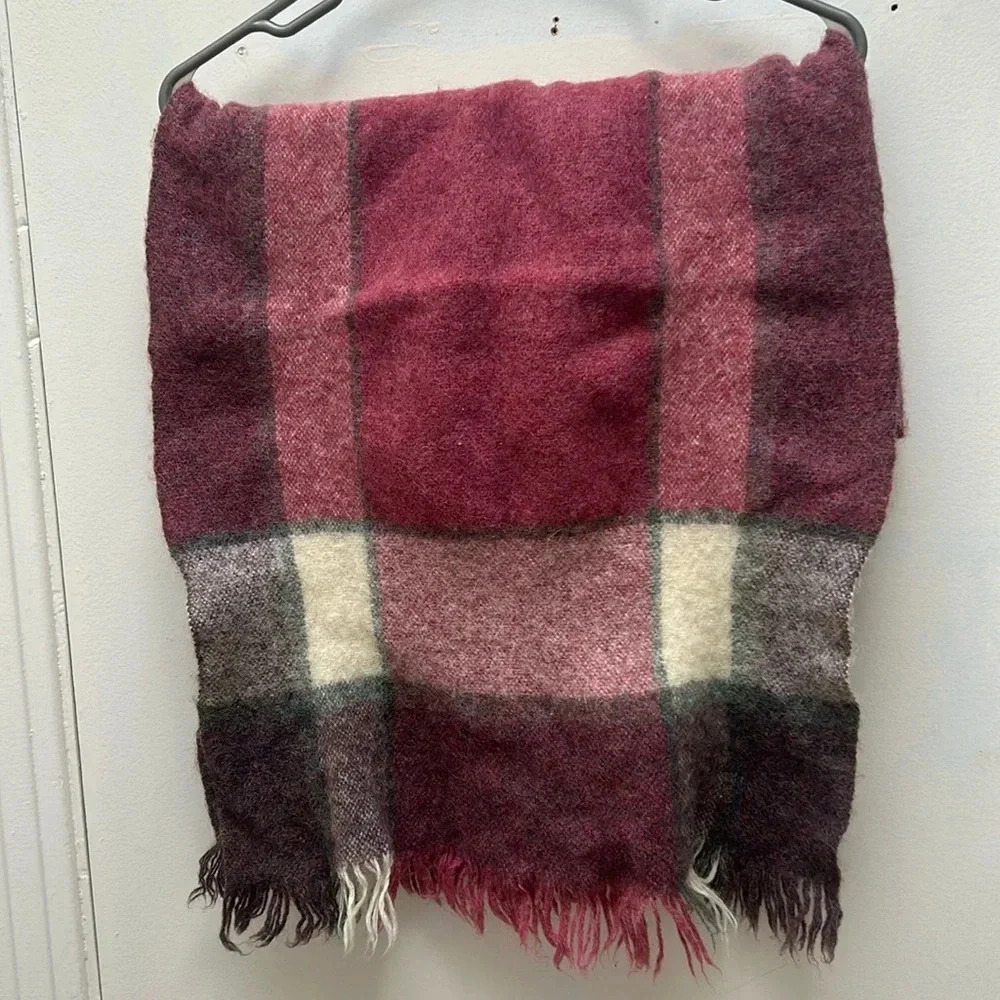 Vintage Avoca Handweavers 100% wool winter scarf in pink and purple plaid tartan